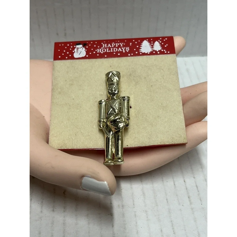 Toy‎ Soldier Nutcracker Christmas Pin Vintage Gold Tone Metal Brooch